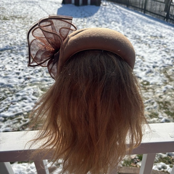 Vintage avant garde tan mesh wool ruffle fascinator hat with chin strap - Picture 5 of 11